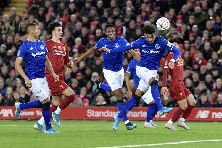 西甲前瞻：巴萨盼取胜继续争夺榜首，阿拉维斯能否制造麻烦？（西甲前瞻：巴萨剑指三分紧咬榜首，阿拉维斯能否搅局？）