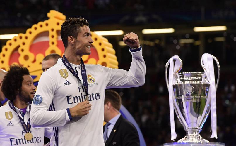 足球国足球迷自发组织万人方阵助威（万名球迷自发组建方阵为国足助威）