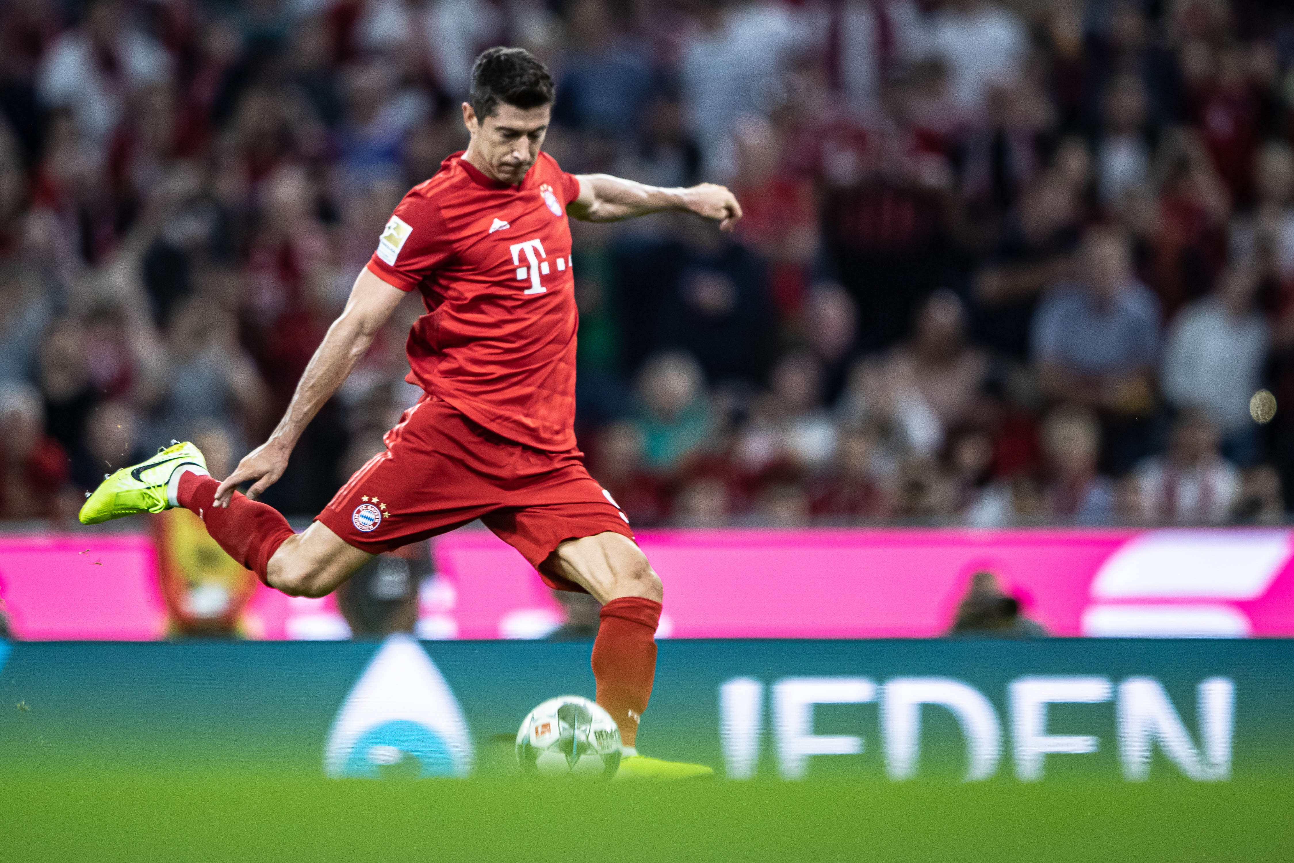 阿根廷队训练吸引20085名球迷观看，梅西获赠埃尔切10号球衣（阿根廷队训练迎来20085名球迷观战，梅西获赠埃尔切10号战袍）