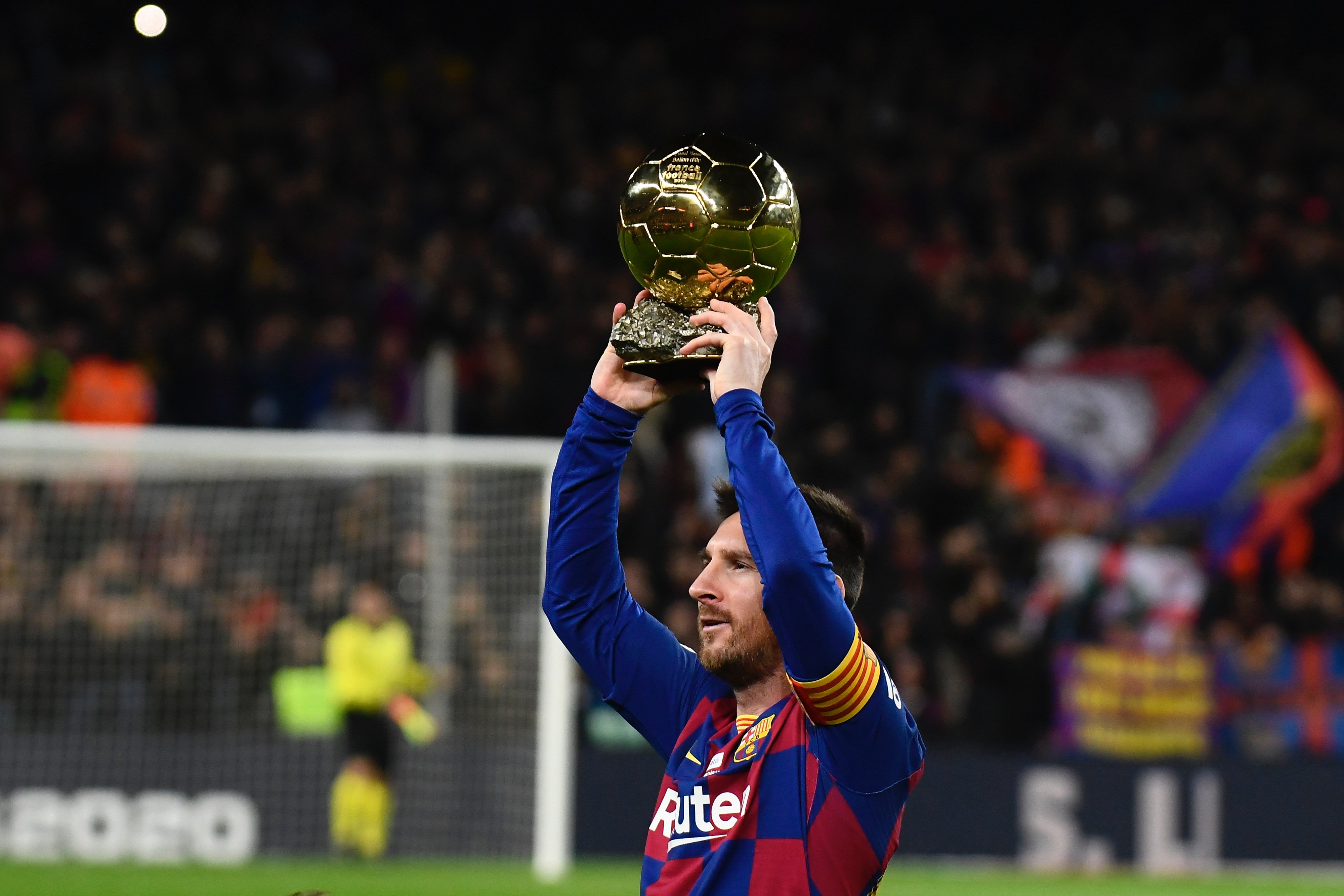 足协杯官方发布决赛纪念产品：纪念徽章38元，围巾58元（足协杯官宣推出决赛纪念品：徽章38元，围巾58元）