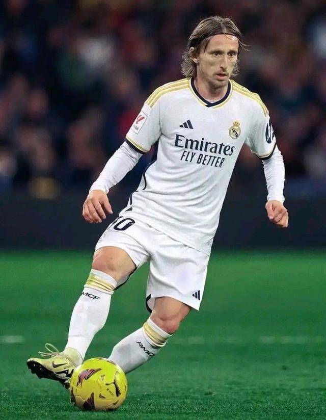 皇马这个时候放阿隆索，不就是放给利物浦的吗[do...（皇马此时放走阿隆索，不就等于拱手让给利物浦？）