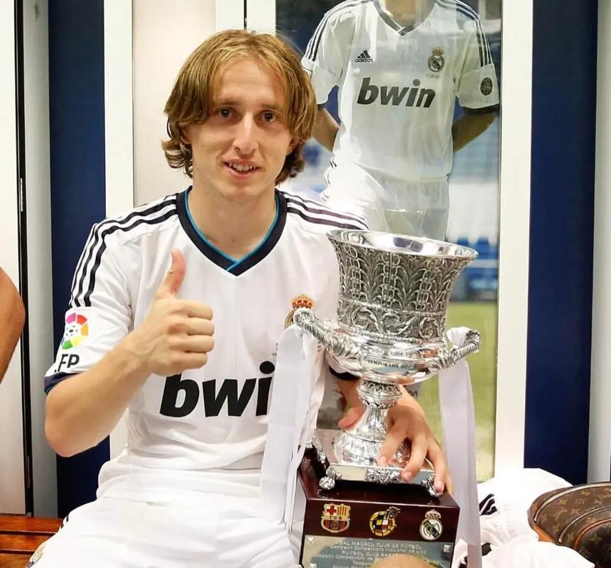 洛杉矶快船以131-116击败黄蜂，哈登55分创队史新高，成为NBA第四位得分超55分的球员，表现惊艳。（哈登55分创快船队史纪录，快船131-116擒黄蜂，成NBA55+得分第四人）