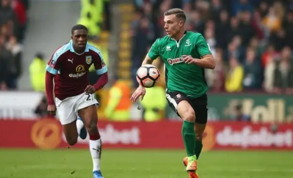 你故意的吧？范戴克防守传中时高举右手导致手球送点（被质疑故意？范戴克防守传中高举右手导致手球判点）