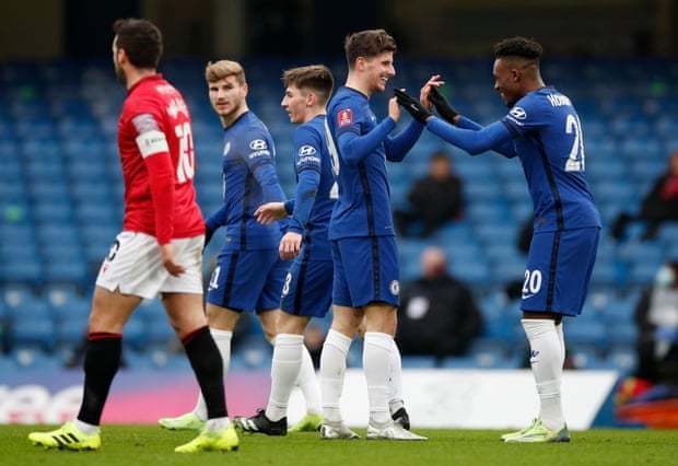 在极光下滑冰，这算不算人生的“高光”时刻？（极光之下滑冰，是否人生最闪耀的瞬间？）